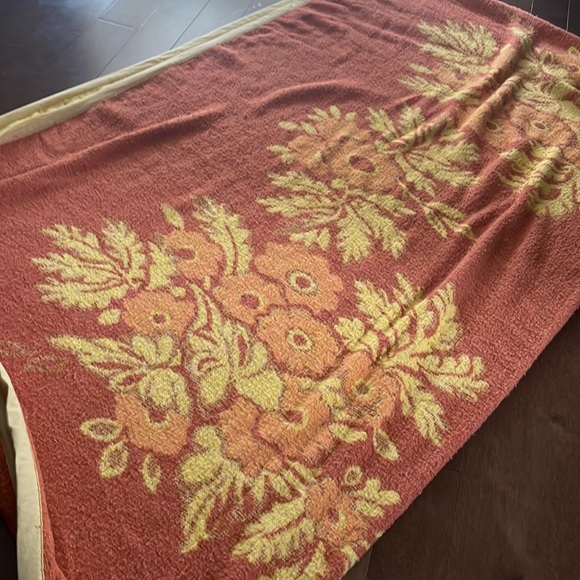 Vintage Queen Sized Blanket - Picture 2 of 5